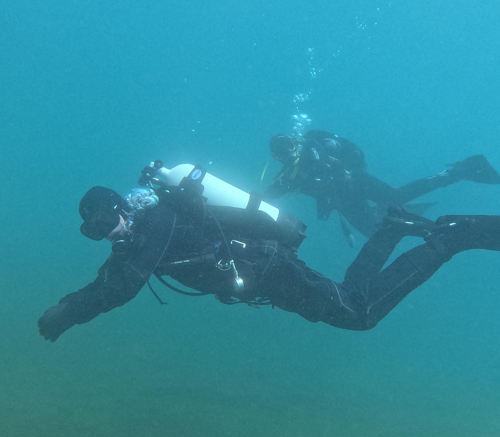 Zwei Taucher des USC Seegurke unter Wasser im Sundhäuser See